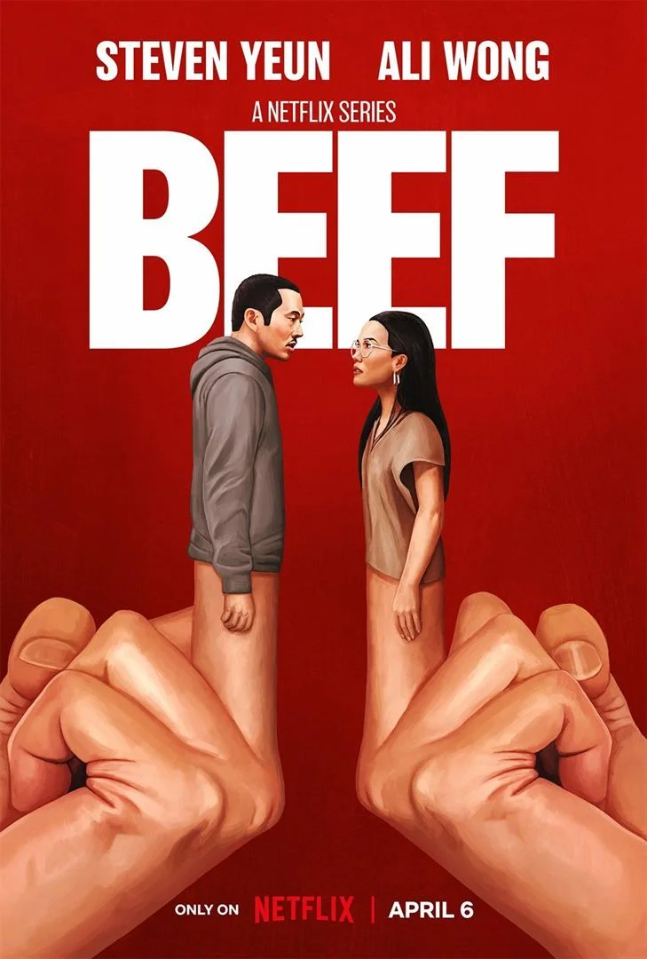 affiche netflix de la série beef mettant en vedette steven yeun et ali wong sur fond rouge avec des poings géants