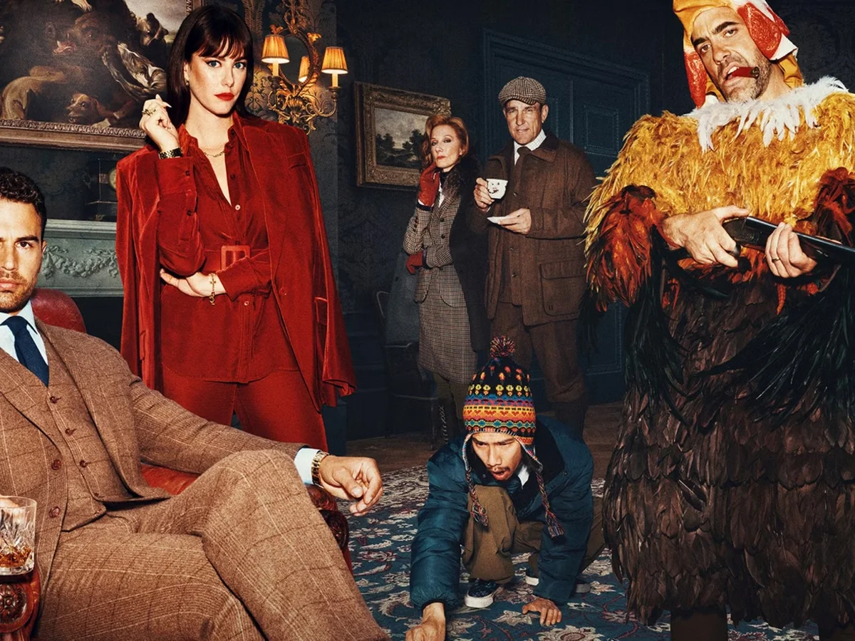 une scène surréaliste dans un salon aristocratique avec des personnages en costumes excentriques dont un homme déguisé en créature dorée tenant des faisans