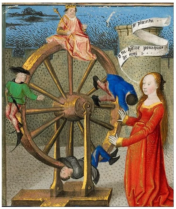 une femme assise sur une roue de fortune médiévale entourée de quatre personnages dans des positions différentes